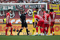 FC Augsburg - Borussia Dortmund.jpeg       -  Schiedsrichter Tobias Welz zeigt Augsburgs Felix Uduokhai (Dritter von rechts) die Rote Karte.