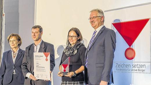 Erster Förderpreis der Fürstlich Castell'schen Bank: Ihn erhielt das Fußballprojekt für Mädchen mit Migrationshintergrund, &bdquo;M4all&ldquo;, des SC Heuchelhof in Würzburg. Auf dem Foto Ministerin Müller, Andrej Mutas, Zweiter Vorstand des Vereins, sowie Julia Lunze, der Leiterin Jugendfußball, mit Klaus Vikuk von der Castell-Bank.