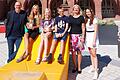 Übergabe der Hauptgewinne des Gewinnspiels zum Ferienprogramm (von links): Hauptamtsleiter Michael Karle, die Jugendlichen Lia Link, Nora Meichelböck und Mike Spörer mit Bürgermeisterin Anette Schmidt und Elena Holch vom Familienbüro.