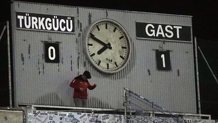 Im Ligaspiel siegten die Würzburger Kickers im September bei Türkgücü München mit 1:0. Nun scheinen sich die Oberbayern aus finanziellen Gründen aus dem Meisterschaftsrennen in der Regionalliga verabschieden zu müssen. Im Ligaspiel siegten die Würzburger Kickers im September bei Türkgücü München mit 1:0. Nun scheinen sich die Oberbayern aus finanziellen Gründen aus dem Meisterschaftsrennen in der Regionalliga verabschieden zu müssen.