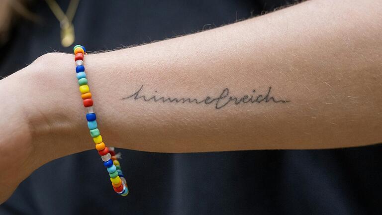 Himmelreich heißt die Abteilung im Waldfriedhof, auf dem beide Sternenkinder begraben sind. Den Namen hat Anna-Lena Bolz sich auf den Unterarm tätowieren lassen. Das Armband ist ebenfalls ein Erinnerungsstück. Ein zweites Exemplar befindet sich in einem der Kindergräber.