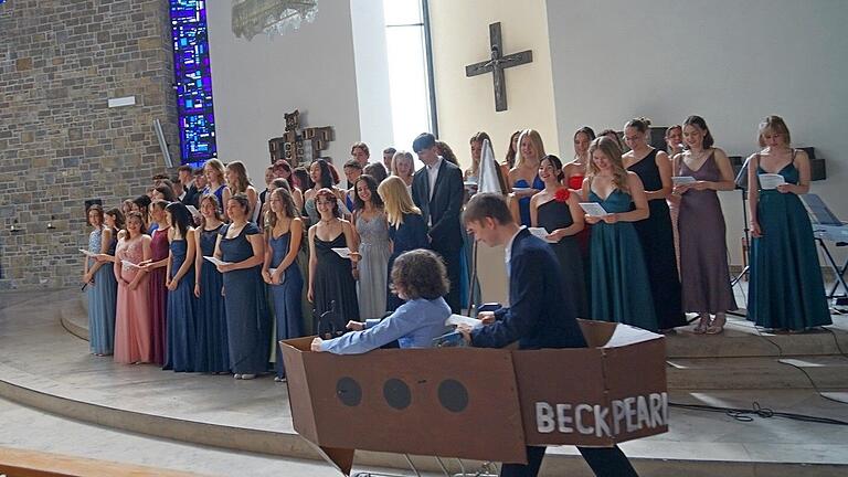 Die 'Beck Pearl', benannt nach dem Schulleiter Dr. Hartmut Beck, als Ableitung der 'Black Pearl' aus 'Fluch der Karibik' segelte beim Chor der BNG-Abiturienten zum Abschluss des Gottesdienstes durch die Kirche St. Josef in Marktheidenfeld. Die 'Beck Pearl', benannt nach dem Schulleiter Dr. Hartmut Beck, als Ableitung der 'Black Pearl' aus 'Fluch der Karibik' segelte beim Chor der BNG-Abiturienten zum Abschluss des Gottesdienstes durch die Kirche St. Josef in Marktheidenfeld.