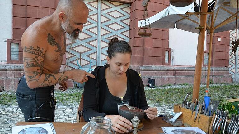 Elke Sichert und Rolf Skrypzak zeigen, wie aufwändig es zur Römerzeit war, eine &bdquo;Attasche&ldquo; genannte Halterung für ein Metallgefäß herzustellen.