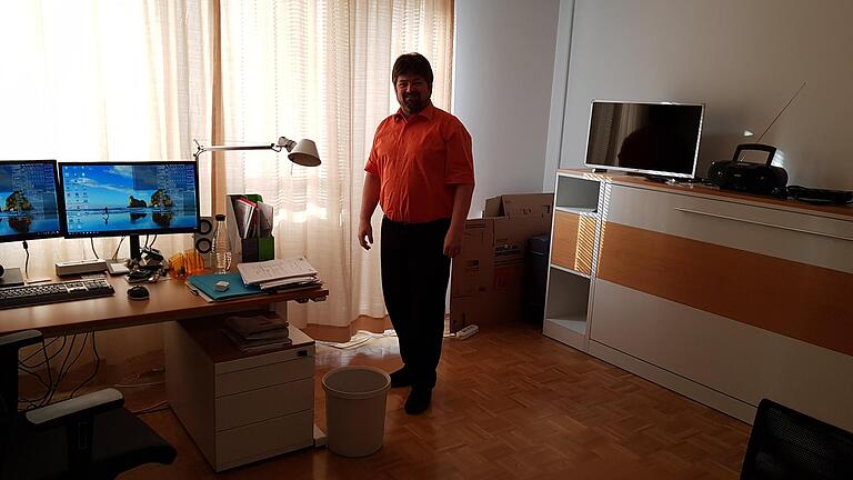 Bescheidene Verhältnisse: Das Abgeordneten-Appartement von Gerald Pittner in München liegt zwar nahe dem Landtag, dafür hat es nur ein Ausziehbett (rechts, eingefaltet). Bescheidene Verhältnisse: Das Abgeordneten-Appartement von Gerald Pittner in München liegt zwar nahe dem Landtag, dafür hat es nur ein Ausziehbett (rechts, eingefaltet).