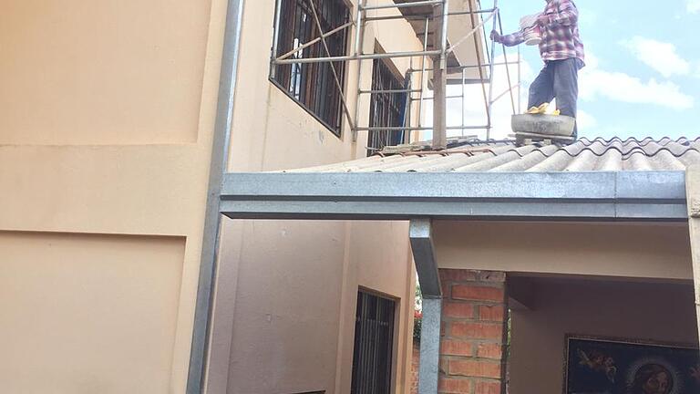 Kaum staatliche Gelder gibt es für die Instandhaltung der therapeutischen Einrichtung für behinderte Waisenkinder in Cochabamba. Hier müssen Zimmer und Einrichtung renoviert werden. Das ermöglichten auch Spenden der Indiohilfe Sennfeld Kaum staatliche Gelder gibt es für die Instandhaltung der therapeutischen Einrichtung für behinderte Waisenkinder in Cochabamba. Hier müssen Zimmer und Einrichtung renoviert werden. Das ermöglichten auch Spenden der Indiohilfe Sennfeld