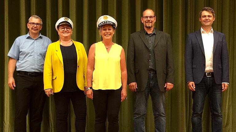 Wechsel auf der Kommandobrücke des Stadtmarketingvereins Aktives Mellrichstadt: im Bild (von links) der langjährige Vorsitzende Wolfgang Pfeiffer, Geschäftsführerin Brigitte Proß, die neue Vorsitzende Nicole Seemann, ihr Stellvertreter Markus Sender und Bürgermeister Michael Kraus.