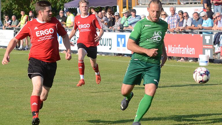 Laufduell zwischen Florian Roth (links) vom FV Bergrothenfels/Hafenlohr und Spielertrainer Julian Hellmann von der SG Remlingen-Holzkirchen. Laufduell zwischen Florian Roth (links) vom FV Bergrothenfels/Hafenlohr und Spielertrainer Julian Hellmann von der SG Remlingen-Holzkirchen.