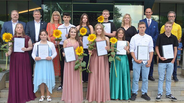 Die Jahrgangsbesten der Bad Königshöfer Mittelschule sind (vorne von links): Leonie Machalett (9a, Notendurchschnitt 2,3), Leonie Treubig (9a, 1,5), Nicole Kunn (9b, 2,2), Chiara-Jolie Göpfert (10, 2,0), Helena Wagner (10, 1,6), Giulio Würtele (9b, 2,1), Marvin Ankenbrand (9a, 2,0) sowie (hintere Reihe Mitte (Hendrik Schmitt (10, 1,9), Marie Hein (9b, 2,2) und Sven Burger (9dP, 1,8). Mit im Bild sind Schulleiter Jürgen Seidenzahl (hinten von links), Schulverbandsvorsitzender und Bürgermeister Thomas Helbling und Klassenlehrerin Silvia Blochmann sowie Klassenlehrer Oliver Kröner (hinten von rechts), Elternbeiratsvorsitzender Christian Gock und Klassenlehrerin Tanja Bähr. Die Jahrgangsbesten der Bad Königshöfer Mittelschule sind (vorne von links): Leonie Machalett (9a, Notendurchschnitt 2,3), Leonie Treubig (9a, 1,5), Nicole Kunn (9b, 2,2), Chiara-Jolie Göpfert (10, 2,0), Helena Wagner (10, 1,6), Giulio Würtele (9b, 2,1), Marvin Ankenbrand (9a, 2,0) sowie (hintere Reihe Mitte (Hendrik Schmitt (10, 1,9), Marie Hein (9b, 2,2) und Sven Burger (9dP, 1,8). Mit im Bild sind Schulleiter Jürgen Seidenzahl (hinten von links), Schulverbandsvorsitzender und Bürgermeister Thomas Helbling und Klassenlehrerin Silvia Blochmann sowie Klassenlehrer Oliver Kröner (hinten von rechts), Elternbeiratsvorsitzender Christian Gock und Klassenlehrerin Tanja Bähr.