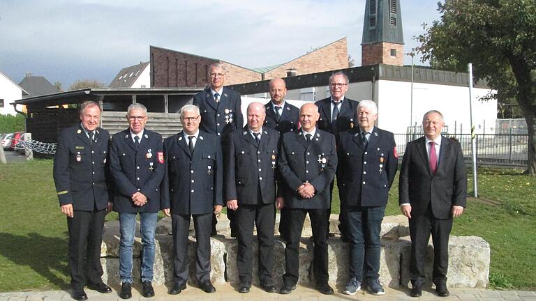 Für vier Jahrzehnte ehrenamtlichen Dienst in den Feuerwehren sprachen Kreisbrandrat Benno Metz (links) und Landrat Thomas Bold (rechts) den Geehrten ihren Respekt aus: (hintere Reihe von links) Martin Franz, Michael Weigand und Erich Weber, (vorde... - Für vier Jahrzehnte ehrenamtlichen Dienst in den Feuerwehren sprachen Kreisbrandrat Benno Metz (links) und Landrat Thomas Bold (rechts) den Geehrten ihren Respekt aus: (hintere Reihe von links) Martin Franz, Michael Weigand und Erich Weber, (vordere Reihe von links) Franz Doschko, Matthias Helm, Reinhard Oschmann, Peter Helm und Karl Göbel. Für vier Jahrzehnte ehrenamtlichen Dienst in den Feuerwehren sprachen Kreisbrandrat Benno Metz (links) und Landrat Thomas Bold (rechts) den Geehrten ihren Respekt aus: (hintere Reihe von links) Martin Franz, Michael Weigand und Erich Weber, (vorde... - Für vier Jahrzehnte ehrenamtlichen Dienst in den Feuerwehren sprachen Kreisbrandrat Benno Metz (links) und Landrat Thomas Bold (rechts) den Geehrten ihren Respekt aus: (hintere Reihe von links) Martin Franz, Michael Weigand und Erich Weber, (vordere Reihe von links) Franz Doschko, Matthias Helm, Reinhard Oschmann, Peter Helm und Karl Göbel.