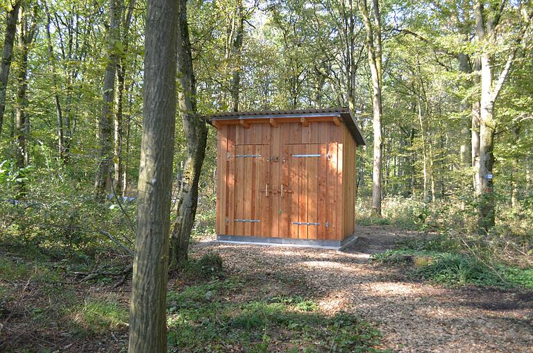 Ökologisch und an die Waldumgebung bestens angepasst: das neue Toilettenhäuschen Ökologisch und an die Waldumgebung bestens angepasst: das neue Toilettenhäuschen