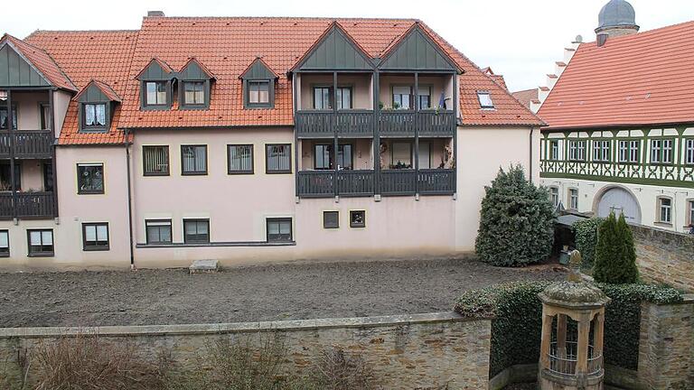 In diesem städtischen Garten, der bislang an einen Privatmann verpachtet war, will die Stadt einen Parkplatz bauen. Die Eigentümergemeinschaft des benachbarten Wohnhauses, das damals eben wegen dieses Gartens als Grenzbebauung errichtet werden konnte, protestiert jetzt gegen die Autos in unmittelbarer Nähe der Fenster und Balkone.