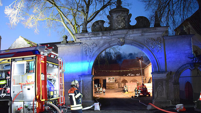 Die „Kartause Engelgarten“ in Estenfeld (Lkr. Würzburg) stand am Dienstagmorgen in Flammen. Um die historischen Gemäuer gibt es im Ort heftigen politischen Streit.