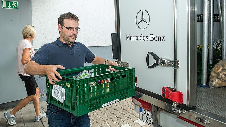 Ware einladen in den Kleintransporter für die Tafel.