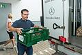 Ware einladen in den Kleintransporter für die Tafel.