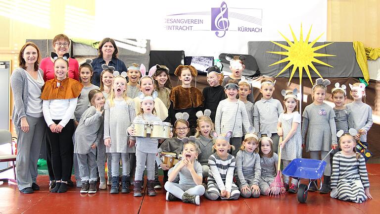 Die Kürnacher Kinderchöre 'Ohrwürmer' und 'Ohrwürmchen' brachten das Kindermusical 'Frederick' auf die Bühne. Luisa Pollack (Zweite von links) wurde dabei für fünf Jahre aktives Singen ausgezeichnet. Darüber freuen sich (hinten von links) Jeanna Berchtold, Gertrud Öchsner und Monika Hammer. Die Kürnacher Kinderchöre 'Ohrwürmer' und 'Ohrwürmchen' brachten das Kindermusical 'Frederick' auf die Bühne. Luisa Pollack (Zweite von links) wurde dabei für fünf Jahre aktives Singen ausgezeichnet. Darüber freuen sich (hinten von links) Jeanna Berchtold, Gertrud Öchsner und Monika Hammer.