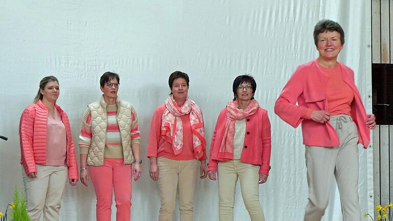 Die Pantone-Farbe Peach Fuzz ist die Modefarbe des Jahres 2024. Auf dem Laufsteg in Kürnach zeigten (von links) Katharina Beck, Jutta Löber, Susanne Gersitz, Margarete Barthel und Kreisbäuerin Martina Wild Beispiele, wie der Pfirsichton kombiniert werden kann. Die Pantone-Farbe Peach Fuzz ist die Modefarbe des Jahres 2024. Auf dem Laufsteg in Kürnach zeigten (von links) Katharina Beck, Jutta Löber, Susanne Gersitz, Margarete Barthel und Kreisbäuerin Martina Wild Beispiele, wie der Pfirsichton kombiniert werden kann.