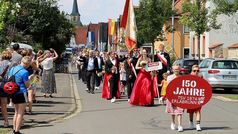 150 Jahre TSV Erlabrunn feierte am Wochenende. Ein großer Jubiläumsfestzug zog durch den Ort zum Festzelt am Sportgelände. 150 Jahre TSV Erlabrunn feierte am Wochenende. Ein großer Jubiläumsfestzug zog durch den Ort zum Festzelt am Sportgelände.