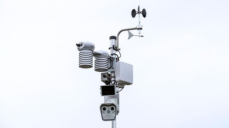 Die Messstation besteht aus zwei Teilen, einem Bodensensor und einem Mast mit vielen Messinstrumenten.&nbsp;