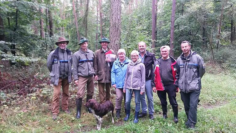 Eine Bestandsaufnahme ist nötig: Langfristige Pläne zur Berwirtschaftung der Gemeindewälder von Rödelmaier und Salz müssen erstellt werden. An der Begehung nahmen teil: (von links) Armin Otter (AELF Würzburg), Hubert Türich (AELF, Bad Neustadt), Rupert Wolf (Forstsachverständiger), Carola Kroczek (Gemeinde Rödelmaier), Doris Hornung (Gemeinderätin in Rödelmaier), Martin Schmitt (Bürgermeister von Salz), Walter Müller (Feldgeschworener), Holger Tillmann (Revierleiter) und Hund Ronja. Eine Bestandsaufnahme ist nötig: Langfristige Pläne zur Berwirtschaftung der Gemeindewälder von Rödelmaier und Salz müssen erstellt werden. An der Begehung nahmen teil: (von links) Armin Otter (AELF Würzburg), Hubert Türich (AELF, Bad Neustadt), Rupert Wolf (Forstsachverständiger), Carola Kroczek (Gemeinde Rödelmaier), Doris Hornung (Gemeinderätin in Rödelmaier), Martin Schmitt (Bürgermeister von Salz), Walter Müller (Feldgeschworener), Holger Tillmann (Revierleiter) und Hund Ronja.