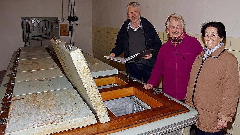 62 Jahre wurde die Gemeinschaftskühlanlage in Steinsfeld mit ihren 18 Fächern rege genutzt. Unser Bild zeigt (von links) den Vorsitzenden der Frostfachgemeinschaft Steinsfeld, Matthias Thein, sowie zwei der Nutzerinnen, Inge Thein und Dora Ort. 62 Jahre wurde die Gemeinschaftskühlanlage in Steinsfeld mit ihren 18 Fächern rege genutzt. Unser Bild zeigt (von links) den Vorsitzenden der Frostfachgemeinschaft Steinsfeld, Matthias Thein, sowie zwei der Nutzerinnen, Inge Thein und Dora Ort.