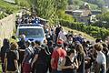 Etwa 20 Anhänger und Mitglieder der AfD wanderten am Sonntagmittag unter Polizeischutz in Würzburg durch die Weinberge Richtung Steinburg.  Um die 60 Gegendemonstranten versuchten die Wanderung aufzuhalten.