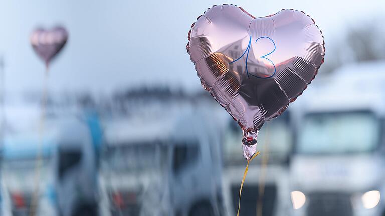 Luftballonherzen markieren am Sonntag die reservierten Stellplätze vor dem Restaurant am Autohof in Geiselwind. Luftballonherzen markieren am Sonntag die reservierten Stellplätze vor dem Restaurant am Autohof in Geiselwind.
