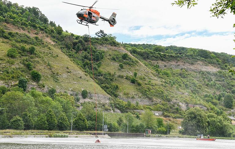 Wie bei dieser Übung am Main an der Staustufe bei Erlabrunn können die Helikopter Löschwasser mit speziellen Behältern aufnehmen und transportieren. Wie bei dieser Übung am Main an der Staustufe bei Erlabrunn können die Helikopter Löschwasser mit speziellen Behältern aufnehmen und transportieren. 