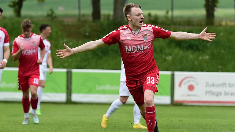 Mit drei Treffern hatte Joshua Endres (im Bild) großen Anteil am 6:1-Erfolg des TSV Aubstadt gegen den TSV Rain/Lech und dem vorzeitigen Klassenerhalt in der Regionalliga Bayern. Mit drei Treffern hatte Joshua Endres (im Bild) großen Anteil am 6:1-Erfolg des TSV Aubstadt gegen den TSV Rain/Lech und dem vorzeitigen Klassenerhalt in der Regionalliga Bayern.