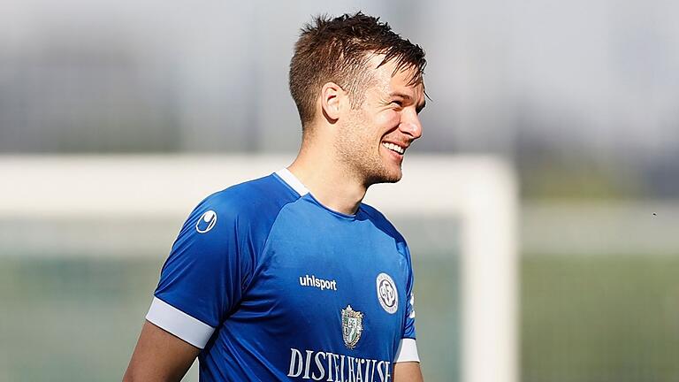 Moritz Lotzens aus 30 Metern direkt geschossener Freistoß war das siegbringende 2:1 für den FV 04 Würzburg im Bayernliga-Auswärtsspiel beim ASV Neumarkt. Dieses Foto entstand nach dem Sieg im Heimspiel der Relegation gegen Röllbach im Juni 2022. Moritz Lotzens aus 30 Metern direkt geschossener Freistoß war das siegbringende 2:1 für den FV 04 Würzburg im Bayernliga-Auswärtsspiel beim ASV Neumarkt. Dieses Foto entstand nach dem Sieg im Heimspiel der Relegation gegen Röllbach im Juni 2022.