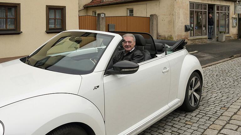 Der 84-jährige Willi Kraus aus Haßfurt hat vor Kurzem seine Führerscheinprüfung bestanden. Auf diese bereitete er sich in der Hofheimer Fahrschule Endres vor. Der 84-jährige Willi Kraus aus Haßfurt hat vor Kurzem seine Führerscheinprüfung bestanden. Auf diese bereitete er sich in der Hofheimer Fahrschule Endres vor.