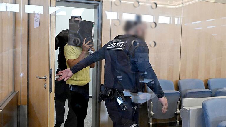 Beginn Staatsschutzverfahren in Düsseldorf - Sie sollen Juden und gemäßigte Moslems im Visier gehabt und verschiedene Anschläge diskutiert haben. Sieben mutmaßliche Terroristen des Islamischen Staats stehen in Düsseldorf vor Gericht. Beginn Staatsschutzverfahren in Düsseldorf - Sie sollen Juden und gemäßigte Moslems im Visier gehabt und verschiedene Anschläge diskutiert haben. Sieben mutmaßliche Terroristen des Islamischen Staats stehen in Düsseldorf vor Gericht.