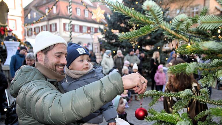 Überall auf der Volkacher Weihnachtsstraße war am ersten Adventswochenende die Vorfreude auf das Weihnachtsfest spürbar. Unzählige Familien mit ihren Kindern kamen auf der adventlichen Marktmeile voll auf ihre Kosten. Die Erwachsenen genossen die Gespräche und den Glühwein.