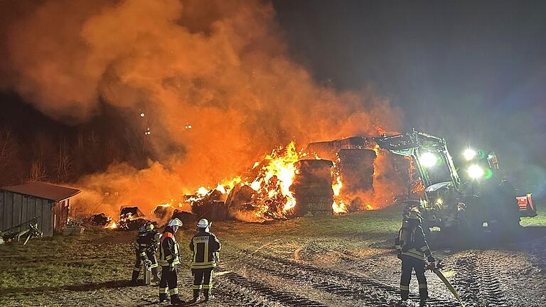 Ein Schaden von rund 20.000 Euro entstand am Neujahrsmorgen bei einem Brand in Merkershausen (Lkr. Rhön-Grabfeld). Dort gingen 240 Strohballen in Flammen auf. Ein Schaden von rund 20.000 Euro entstand am Neujahrsmorgen bei einem Brand in Merkershausen (Lkr. Rhön-Grabfeld). Dort gingen 240 Strohballen in Flammen auf.