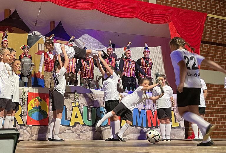 Die Girlies unter dem Motto 'Fußball ist unser Leben'.