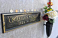 Teure letzte Ruhe: 2009 versteigerte Elsie Poncher bei Ebay das Grab über der Gruft von Marilyn Monroe auf dem Pierce Brothers Westwood Village Friedhof in Los Angeles &ndash; für 4,6 Millionen US-Dollar. Ponchers Mann hatte das Grab von Joe DiMaggio nach dessen Scheidung von Monroe erworben.