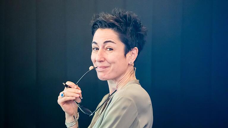 Dunja Hayali - Moderatorin Dunja Hayali gehört nun zum Team des 'heute journals'. Dunja Hayali - Moderatorin Dunja Hayali gehört nun zum Team des 'heute journals'.
