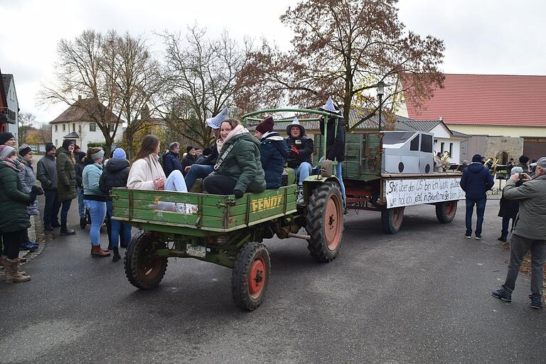Lustige Begebenheiten präsentierte die Kerwa-Jugend auf Motivwagen. Lustige Begebenheiten präsentierte die Kerwa-Jugend auf Motivwagen.
