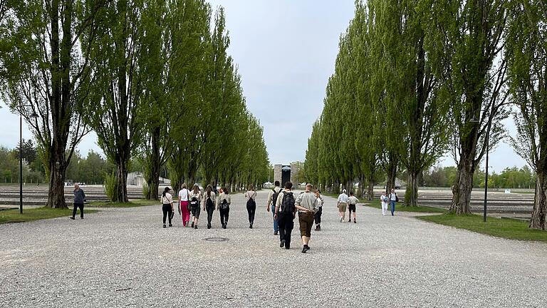 Die Pfadfinderinnen und Pfadfinder beim Gang über das ehemalige KZ-Gelände. Die Pfadfinderinnen und Pfadfinder beim Gang über das ehemalige KZ-Gelände.
