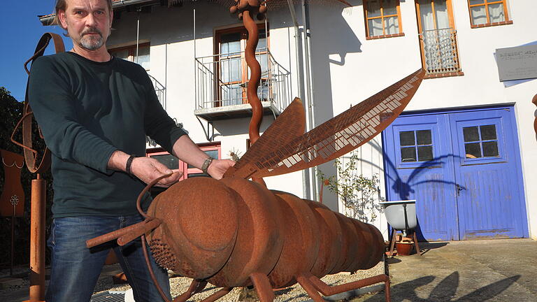 Siegbert Herkert steuert ein Insekt aus Stahl zum 'Skulpturenweg' in Hofheim bei. Siegbert Herkert steuert ein Insekt aus Stahl zum 'Skulpturenweg' in Hofheim bei.