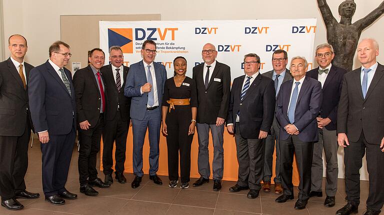 Gründung des 'Deutschen Zentrums für sektorübergreifende Bekämpfung vernachlässigter Tropenkrankheiten' (DZVT). Im Bild die Projektpartner mit Ehrengästen (von links): FHWS-Präsident Robert Grebner, Uni-Präsident Alfred Forchel, DAHW-Geschäftsführer Burkard Kömm, Bundestagsabgeordneter Paul Lehrieder, Entwicklungsminister Gerd Müller, Njideka Kömm und Markus Engstler (beide DZVT), Bürgermeister Adolf Bauer, August Stich (Missionsärztliche Klinik), Georg Ertl (Ärztlicher Direktor Uniklinik), Dekan Matthias Frosch (medizinische Fakultät der Uni), Dieter Wenderlein (Sant' Egidio). Gründung des 'Deutschen Zentrums für sektorübergreifende Bekämpfung vernachlässigter Tropenkrankheiten' (DZVT). Im Bild die Projektpartner mit Ehrengästen (von links): FHWS-Präsident Robert Grebner, Uni-Präsident Alfred Forchel, DAHW-Geschäftsführer Burkard Kömm, Bundestagsabgeordneter Paul Lehrieder, Entwicklungsminister Gerd Müller, Njideka Kömm und Markus Engstler (beide DZVT), Bürgermeister Adolf Bauer, August Stich (Missionsärztliche Klinik), Georg Ertl (Ärztlicher Direktor Uniklinik), Dekan Matthias Frosch (medizinische Fakultät der Uni), Dieter Wenderlein (Sant' Egidio).