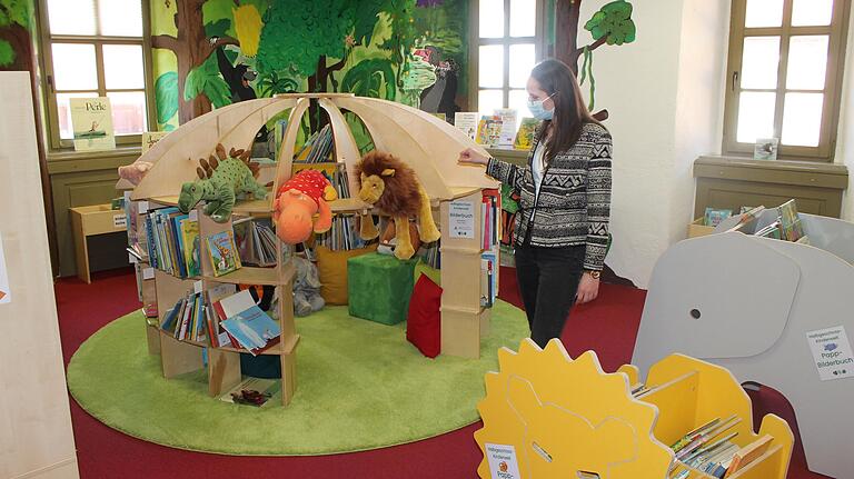 Der Bereich für Kleinkinder: In diesem Zelt hat Bibliotheksleiterin Julia Rehder Bilderbücher zentral zusammengestellt. Für die begleitenden Eltern oder Großeltern gibt es bequeme Sessel gleich daneben.