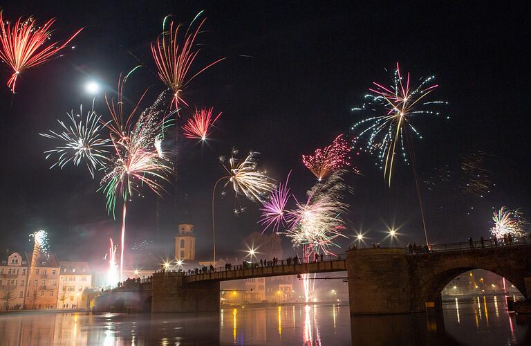 Silvesterparty auf der Alten Mainbrücke in Kitzingen: Am Mainkai nebenan gab es kurz nach Mitternacht einen Feuerwehreinsatz, bei dem die Feuerwehr behindert und mit einer Rakete beschossen wurde.