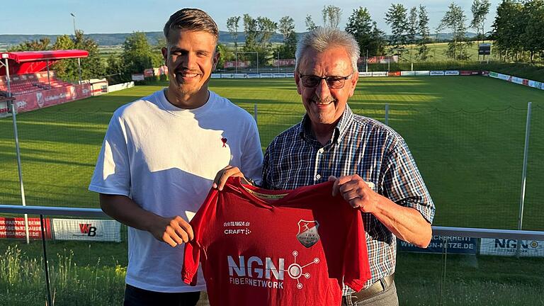 Torwart Max Böhnke (links) wechselt vom SV Schalding-Heining zum TSV Aubstadt (rechts Vorsitzender Herbert Köhler).