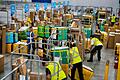 Versandvorbereitungen bei Amazon       -  Im zweiten Quartal 2024 haben die Erwerbstätigen in Deutschland zusammengenommen so viel gearbeitet wie nie zuvor. (Archivbild)