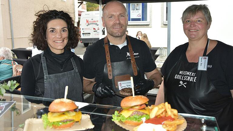 Trendige Produkte wie Burger und Wraps präsentiert der Metzgernachwuchs beim 12. Rhöner Wurstmarkt. Trendige Produkte wie Burger und Wraps präsentiert der Metzgernachwuchs beim 12. Rhöner Wurstmarkt.