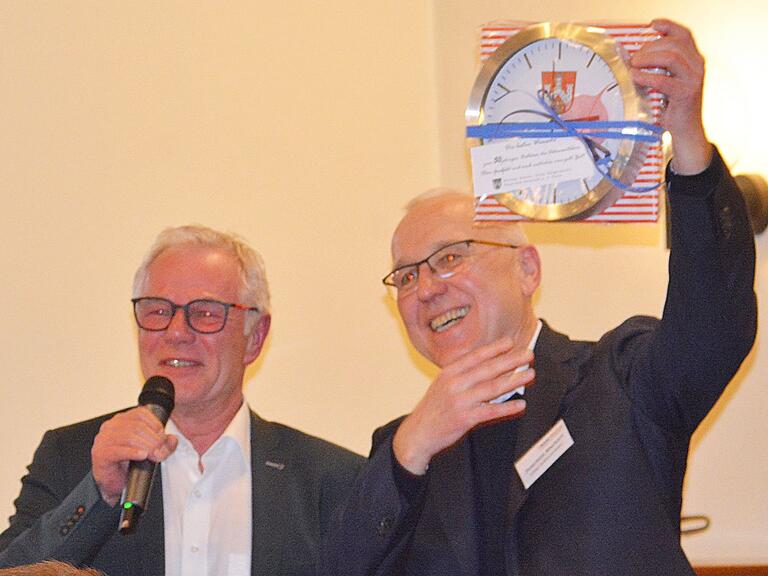 Eine Uhr mit dem Stadtwappen von Bad Neustadt überreichte Zweiter Bürgermeister Norbert Klein an Joachim Markert, Leiter des Dekanatsbüros. Eine Uhr mit dem Stadtwappen von Bad Neustadt überreichte Zweiter Bürgermeister Norbert Klein an Joachim Markert, Leiter des Dekanatsbüros.