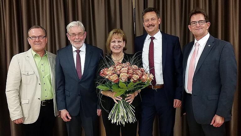Die beiden Geschäftsführer der Firma BM Massivholz in Nordheim, Winnfried Winnefeld (Zweiter von links) und Peter Herbert (Zweiter von rechts) nahmen die Glückwünsche des stellvertretenden Landrats Peter Suckfüll (rechts) und von Bürgermeister Thomas Fischer (links) zum 40. Betriebsjubiläum entgegen. Petra Winnefeld erhielt 40 Rosen. Die beiden Geschäftsführer der Firma BM Massivholz in Nordheim, Winnfried Winnefeld (Zweiter von links) und Peter Herbert (Zweiter von rechts) nahmen die Glückwünsche des stellvertretenden Landrats Peter Suckfüll (rechts) und von Bürgermeister Thomas Fischer (links) zum 40. Betriebsjubiläum entgegen. Petra Winnefeld erhielt 40 Rosen.