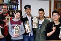 Voller Stolz präsentieren die Jungen aus der Sprachenklasse der Mittelschule Veitshöchheim (von links) Valtentin, Madalin (beide aus Rumänien), Mohammad, die Zwillinge Ahmad und Mahmoud (alle aus Syrien) und Pavel (aus der Ukraine) ihre unter der Anleitung des Werklehrers Michael Stadtmüller selbst gebauten Insektenhotels.
