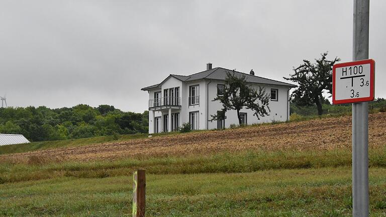 Die Baugenehmigung für die Öchsner-Villa im Taubertal ist umstritten. Das Foto entstand im Sommer 2017. Die Baugenehmigung für die Öchsner-Villa im Taubertal ist umstritten. Das Foto entstand im Sommer 2017.