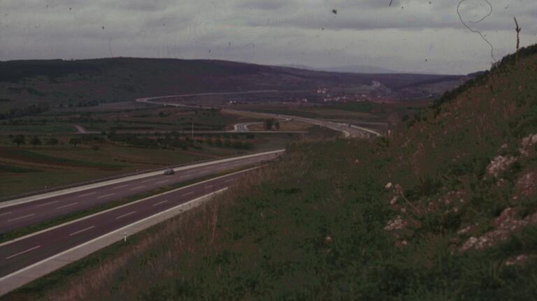 Der Bau der Rhönautobahn veränderte in den 1960er Jahren die Landschaft. Im Hintergrund ist Elfershausen zu sehen. Bilder aus der Bauphase sind selten. Der Bau der Rhönautobahn veränderte in den 1960er Jahren die Landschaft. Im Hintergrund ist Elfershausen zu sehen. Bilder aus der Bauphase sind selten.